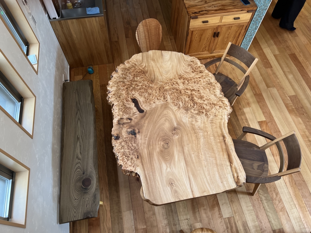 楡コブ一枚板テーブルほかを納品 | 一枚板ショールーム”ウッドランド