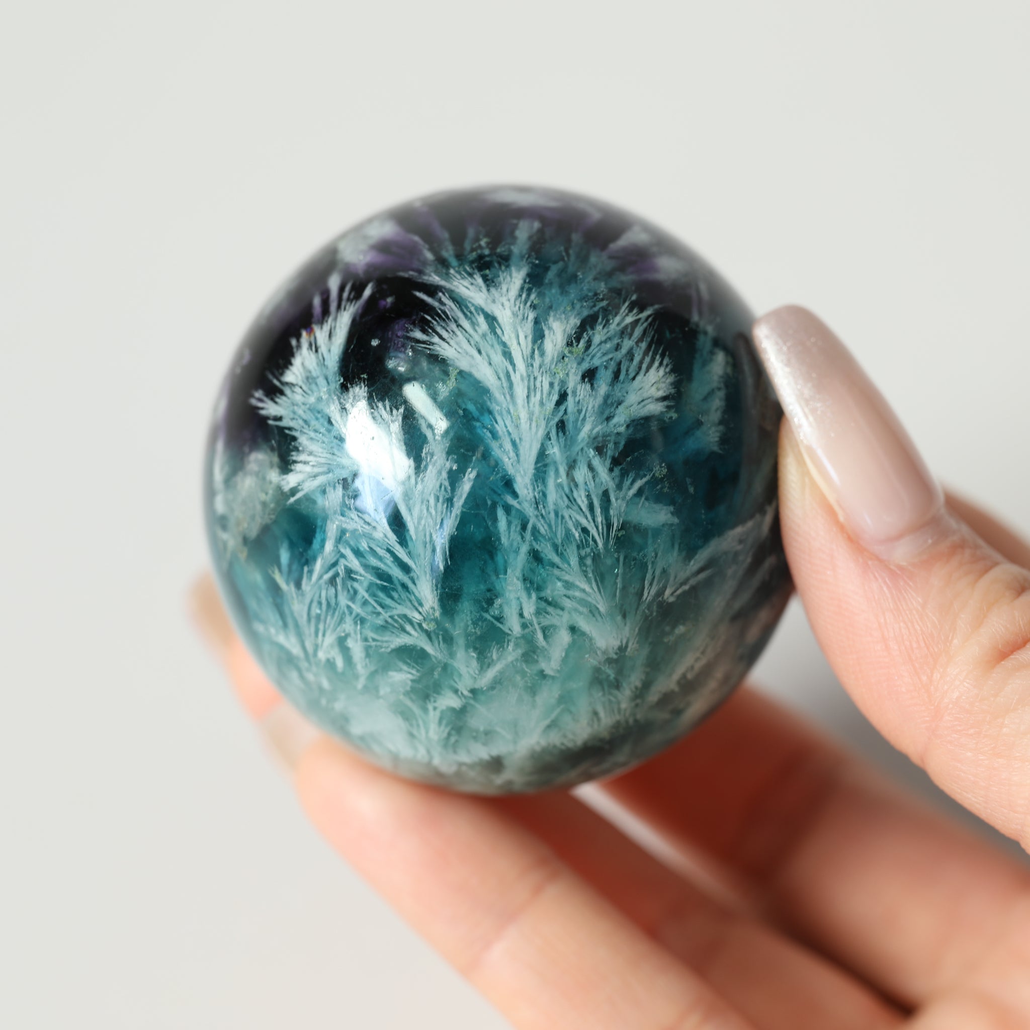 フェザーインフローライトスフィア/Feather in Fluorite Sphere – INITIO