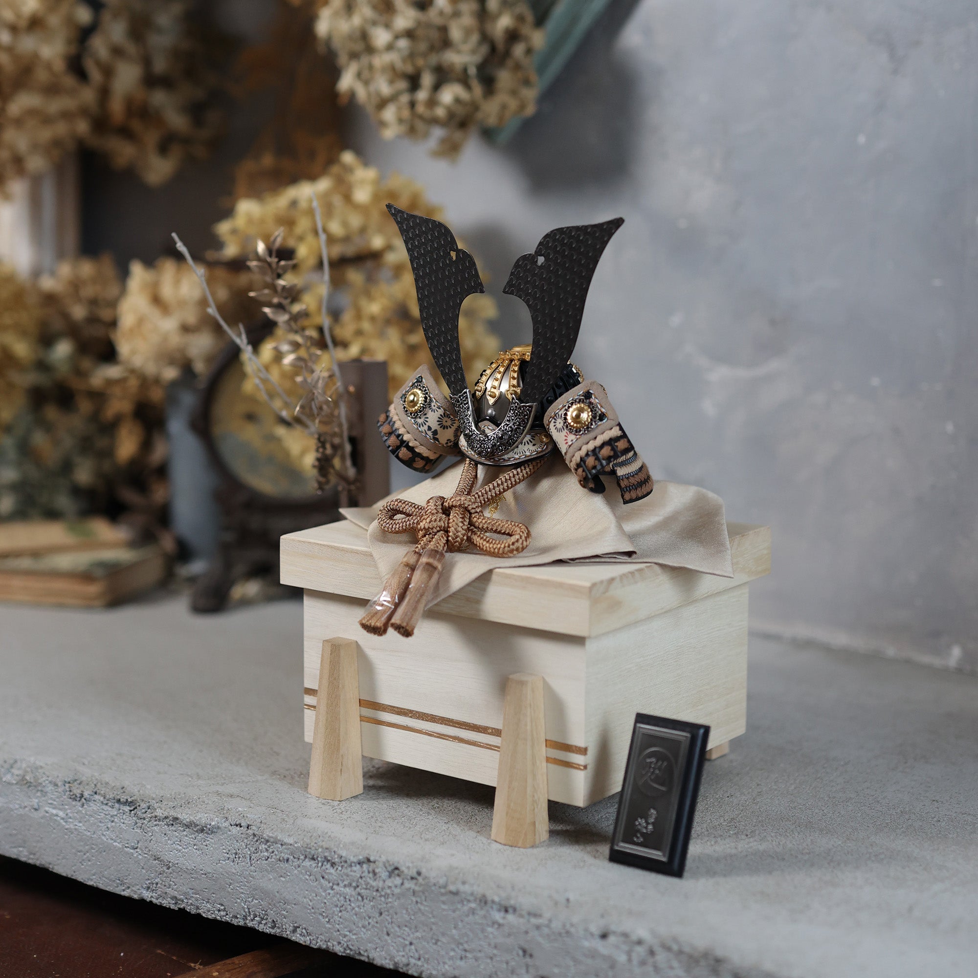 兜 出し飾り（櫃飾り） ｜雛人形（ひなにんぎょう）の祈ドール