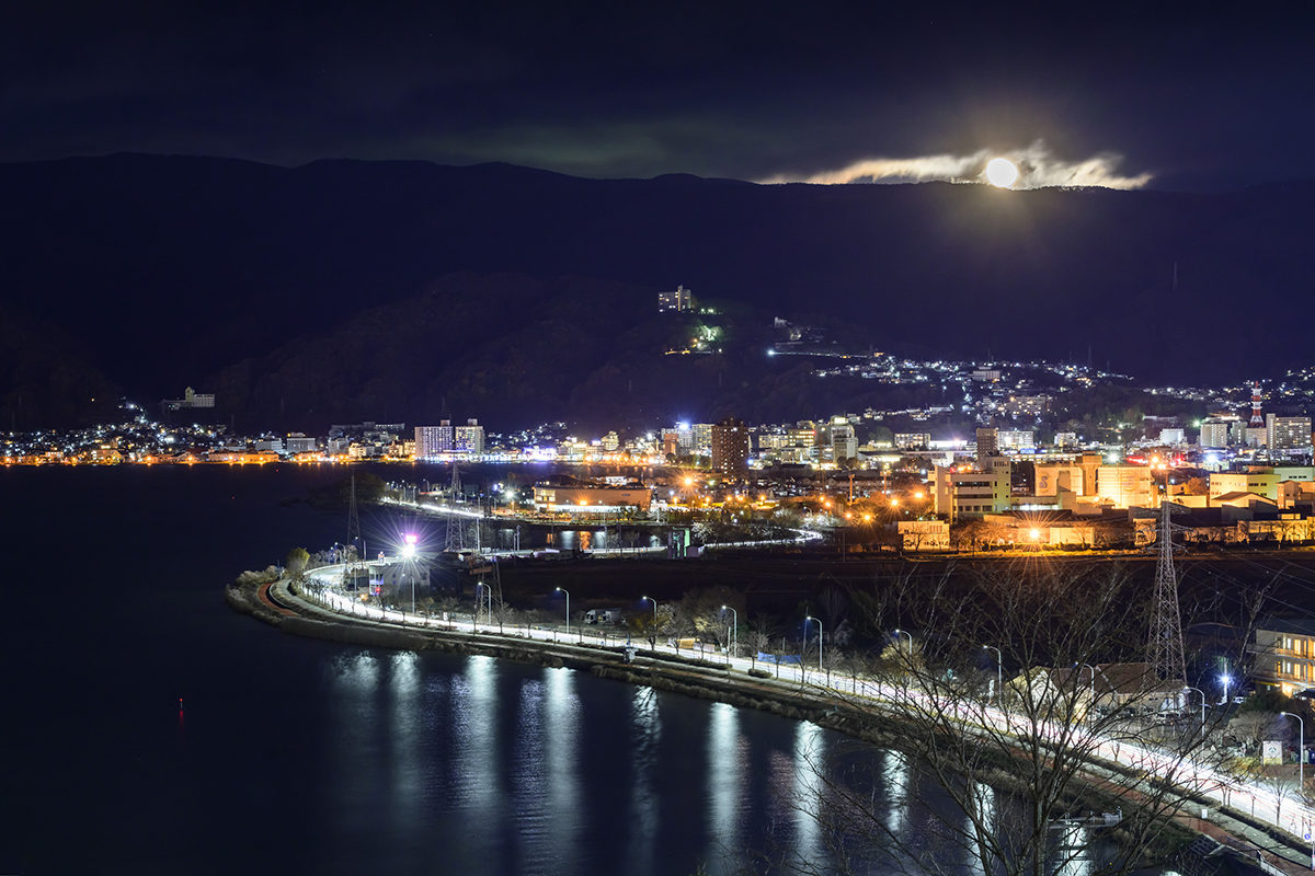 諏訪湖を照らす幻想的な月 – 日本百名月