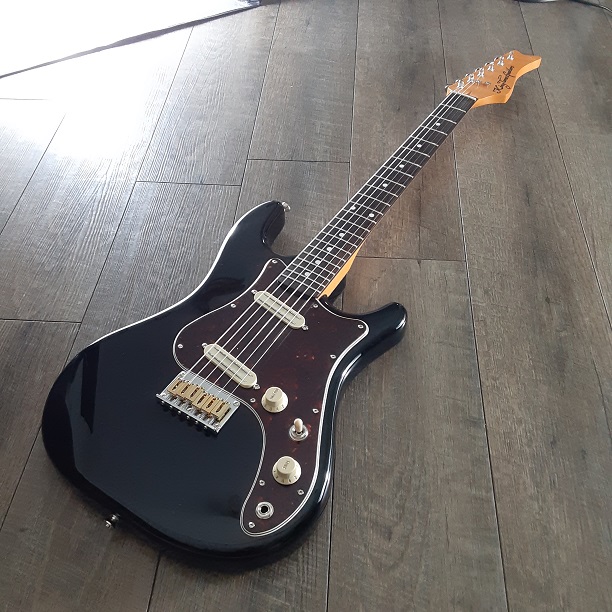 国産ショートスケールギター ストラトキャスター×ムスタングタイプ