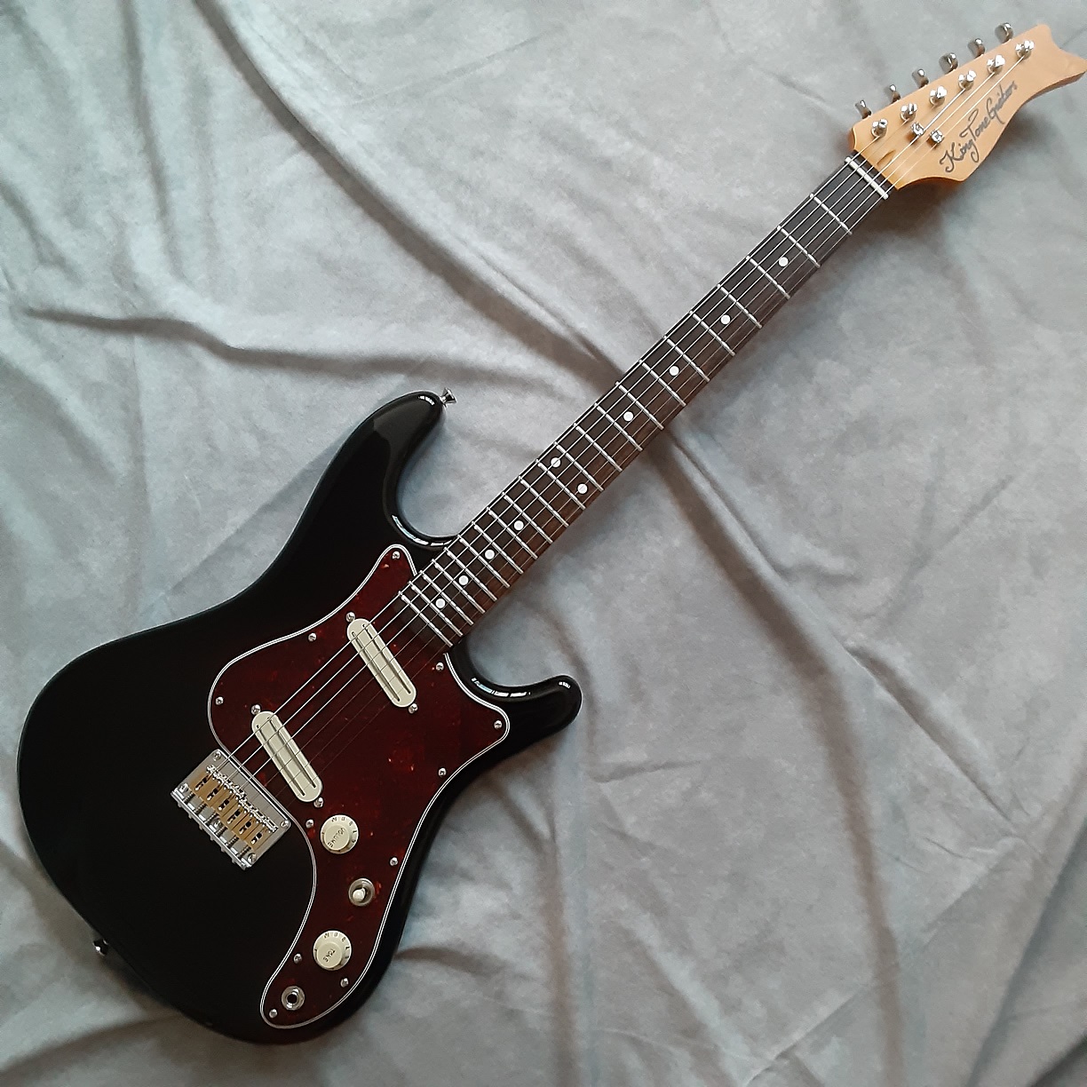 国産ショートスケールギター ストラトキャスター×ムスタングタイプ