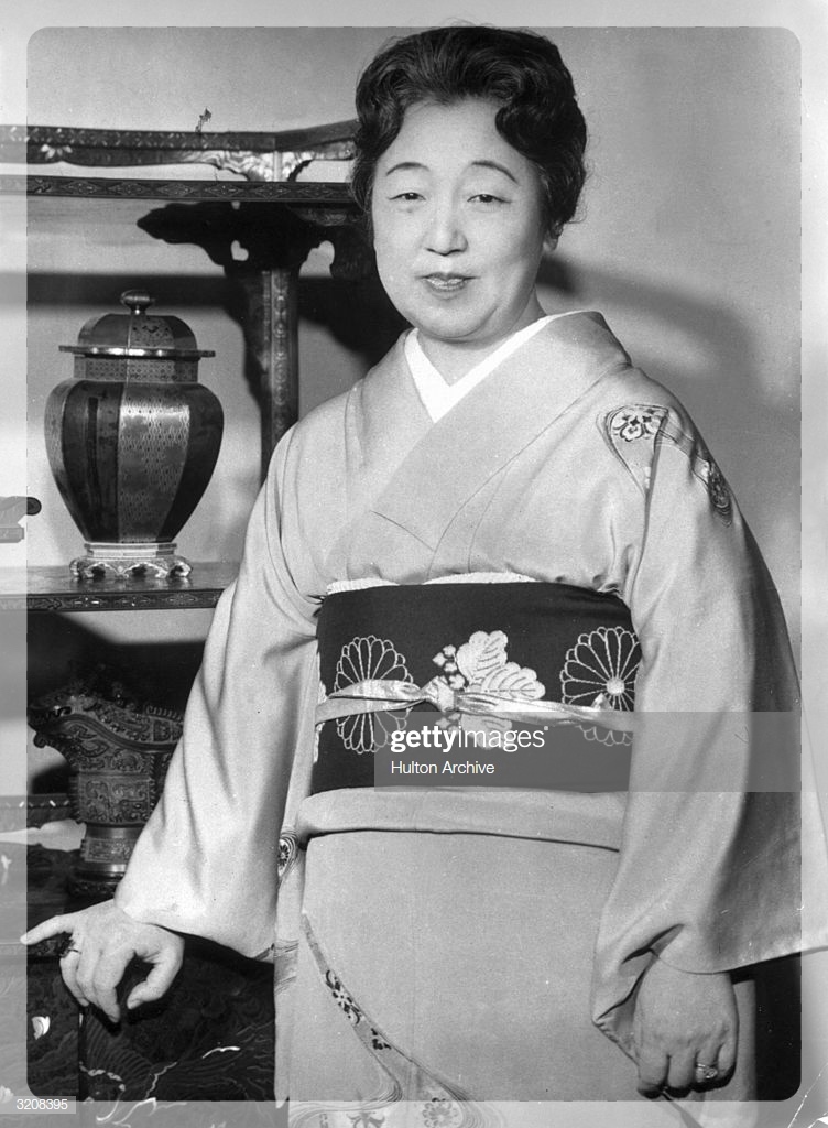 香淳皇后のお着物1: 雪姉ちゃんは目のふちが気になる