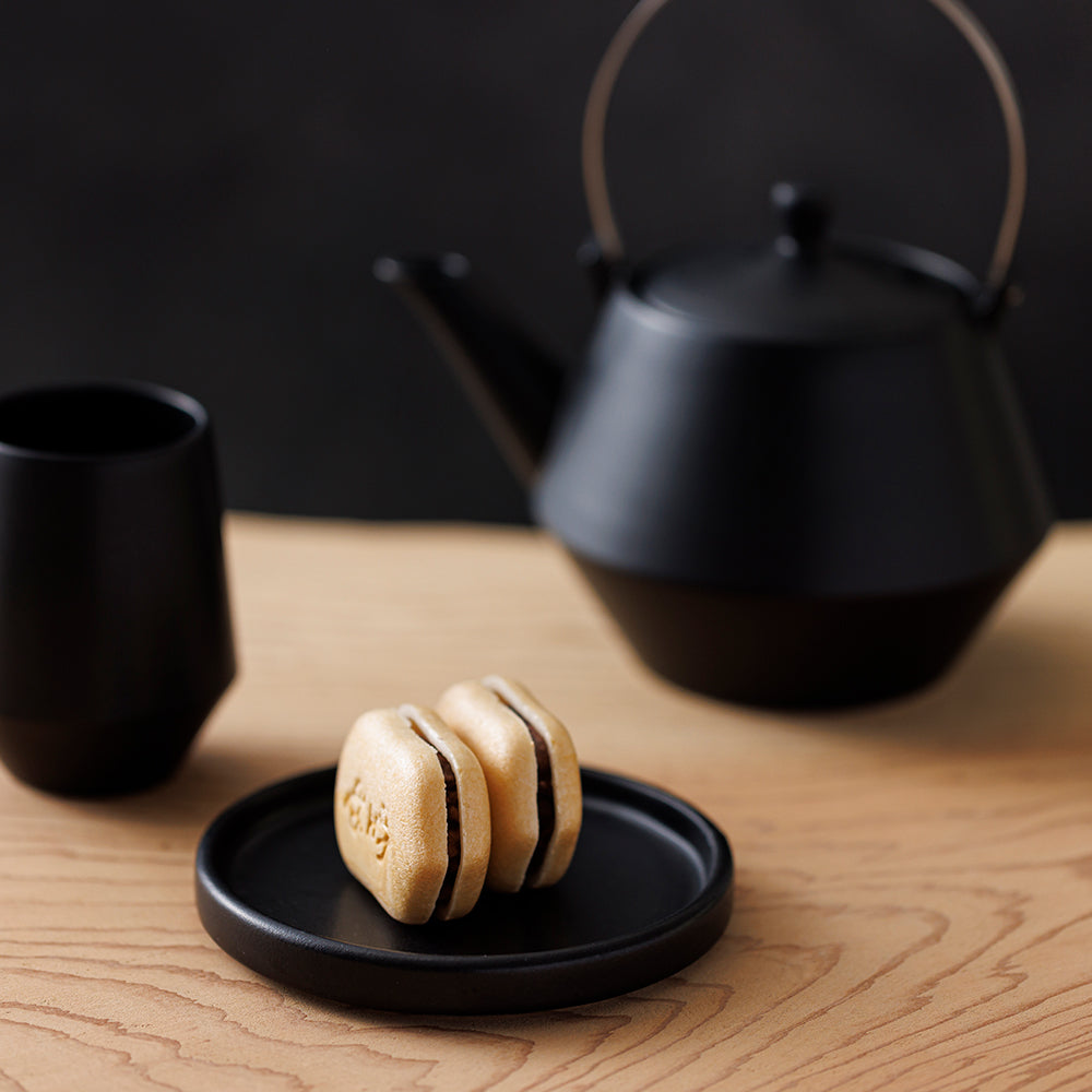 美濃焼フラットリム プレート皿 マット黒 12cm – kuros.style