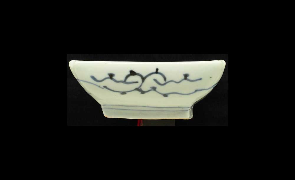 古伊万里の染付たこ唐草見込松竹梅文長皿 – 黒金の舎