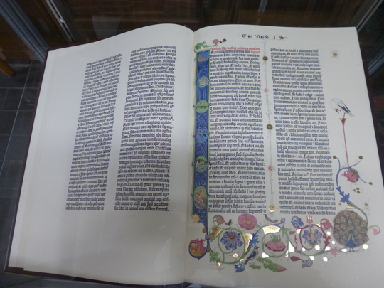 グーテンベルグ42行聖書復刻版 - 井口喜源治記念館（長野県安曇野市）