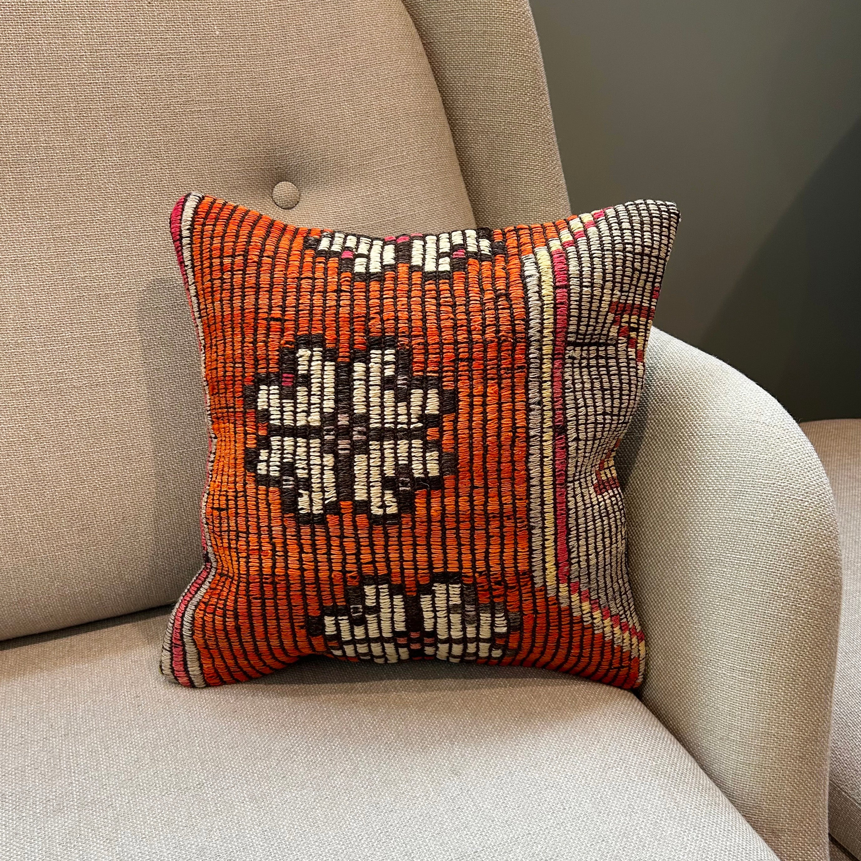 オールドキリム キリムクッションカバー 35×35㎝ (C-11196) – キリム屋