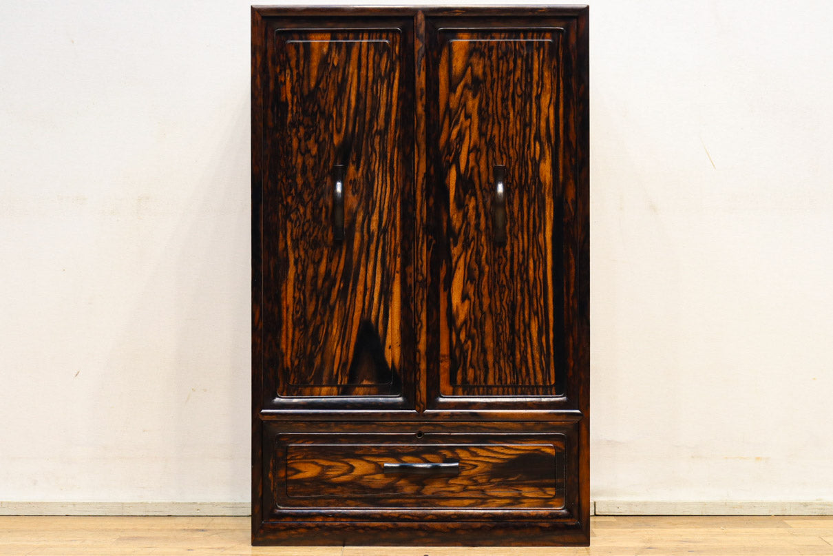 丁寧に造られた美しい慳貪（けんどん）戸づくりの極上黒柿杢目の小箪笥