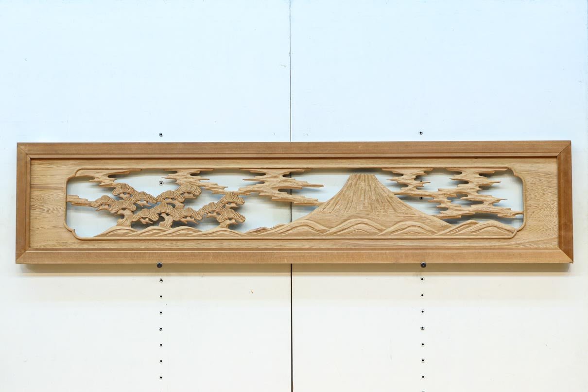 貫録ある富士山を丁寧に描いたガラス入り彫刻欄間 EZ2766 在庫1枚 – 古
