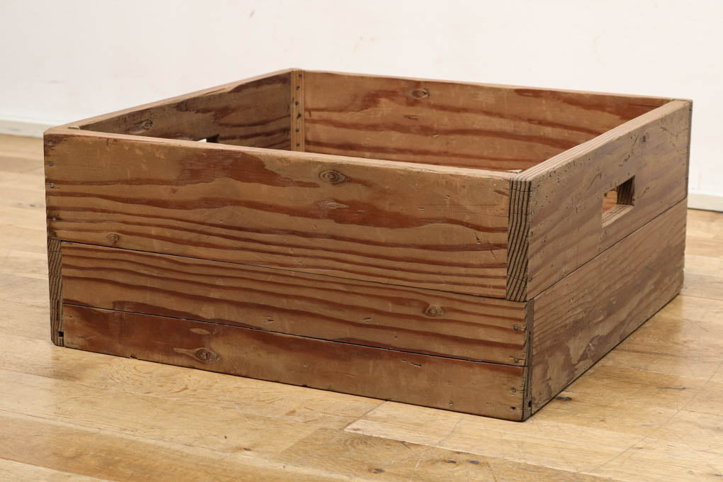 大らかな流れの杢目が魅力的な正方形の木箱 DC2018 – 古福庵