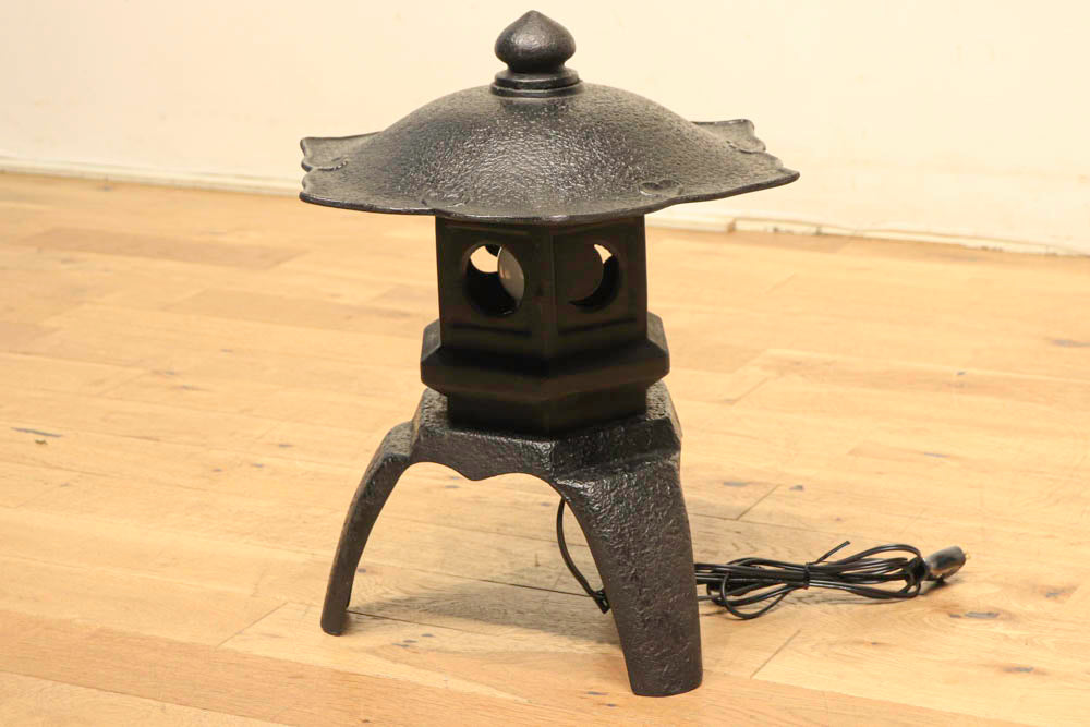 上品なデザインで風情のある鉄製の灯籠 DC3264 – 古福庵 [ KOFUKUAN