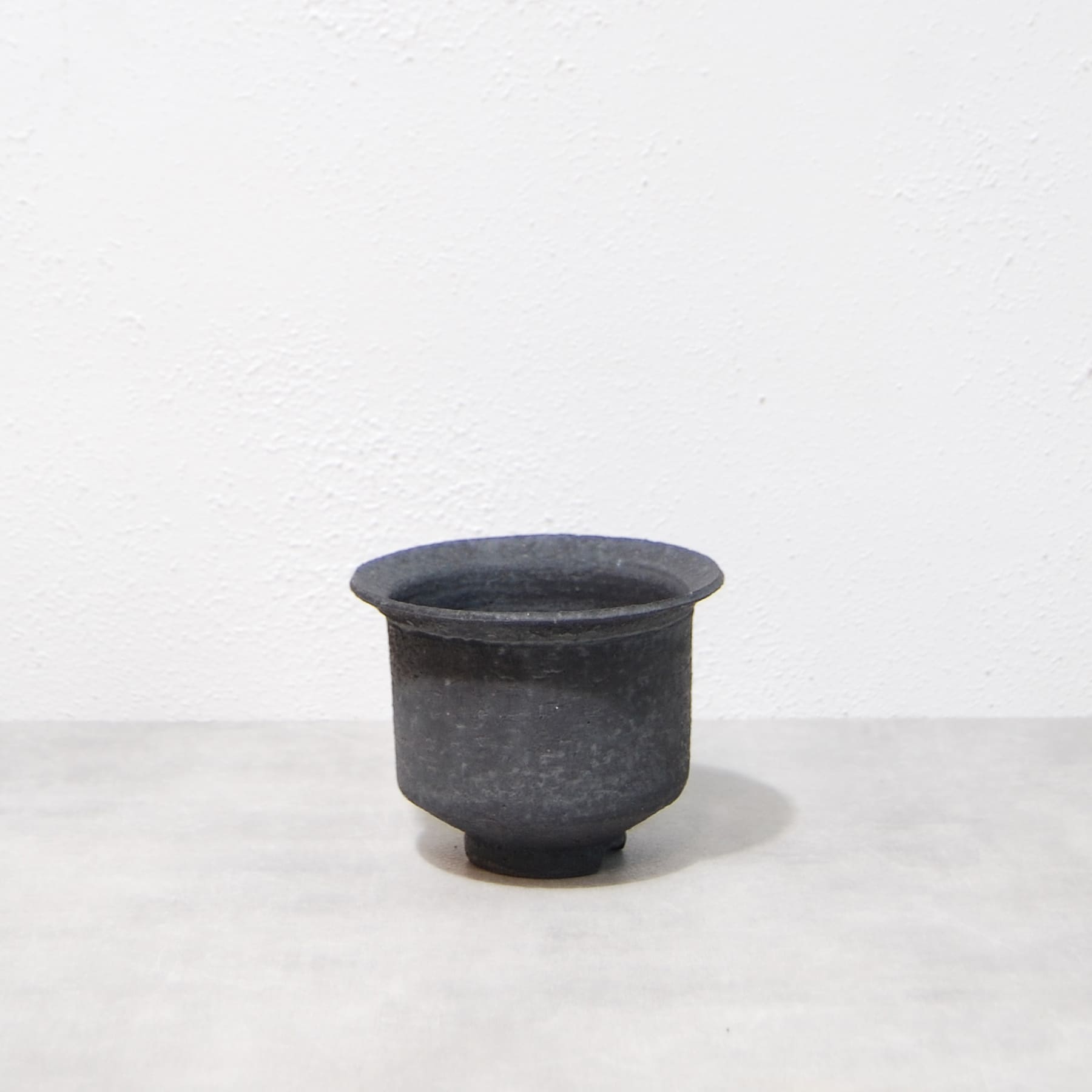 黒鉄釉 中深エン付鉢 S かみ山陶器 – linkplants -リンクプランツ-