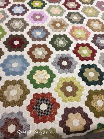 裏も美しいグランドマザーズフラワーガーデン♪ : 猫日和。キルト日和。