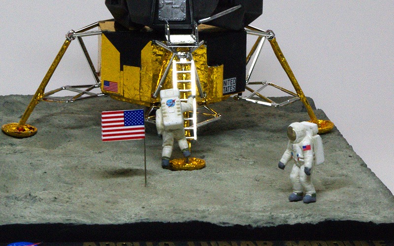 プラモ日記 » アポロ11号月着陸船 その10 月面とフィギュアの塗装