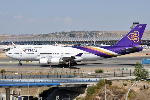 タイ国際航空 747: 機内の文化とホスピタリティ – MotoArt PlaneTags