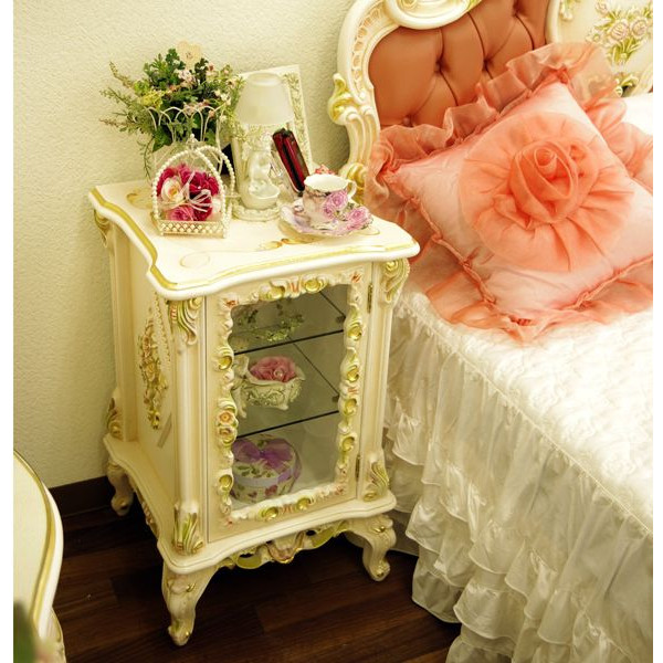 クラシカルなロココ調が心くすぐるナイトテーブルキャビネット
