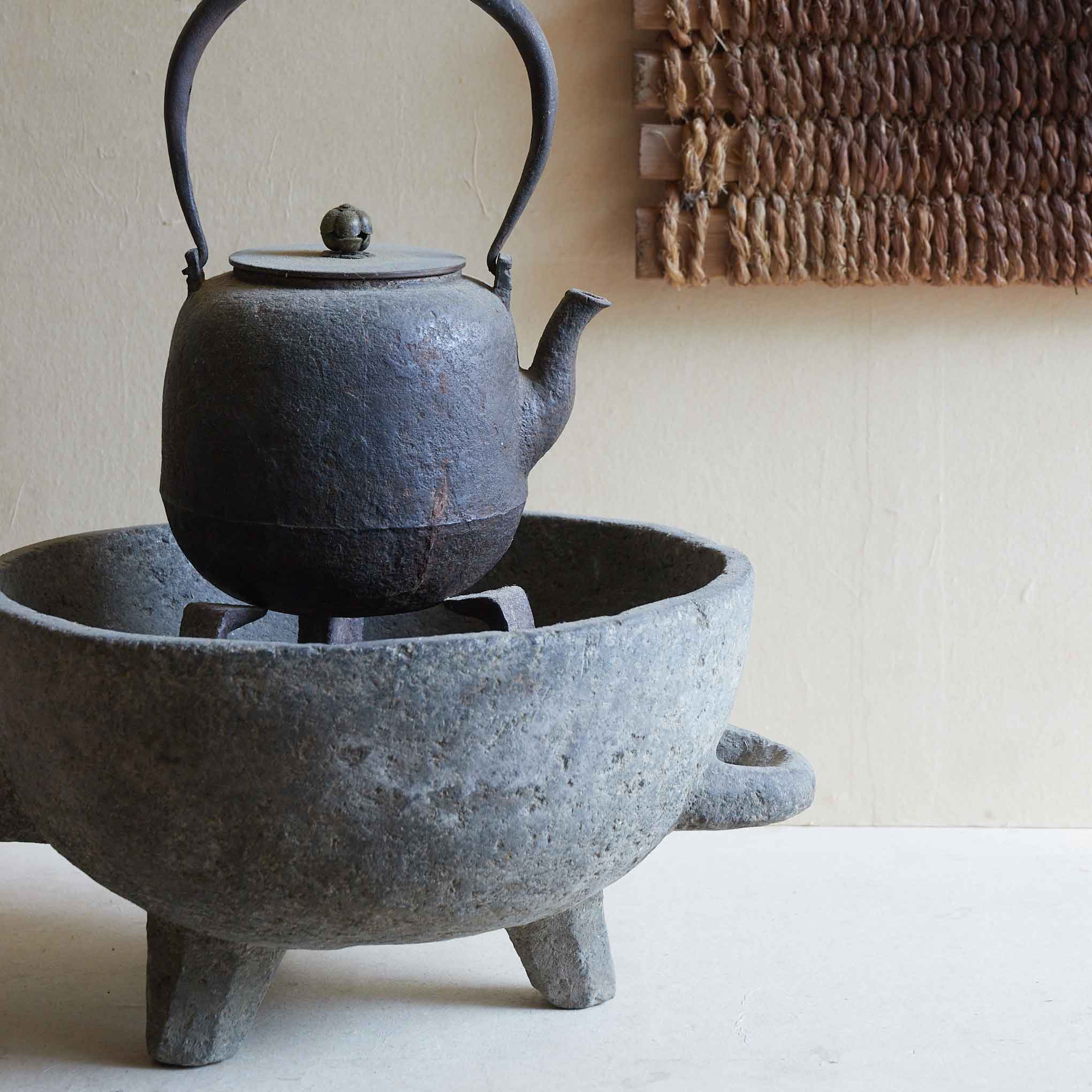 李朝 石火鉢（1392–1897 CE） | 入蘆花（ロカニイル）