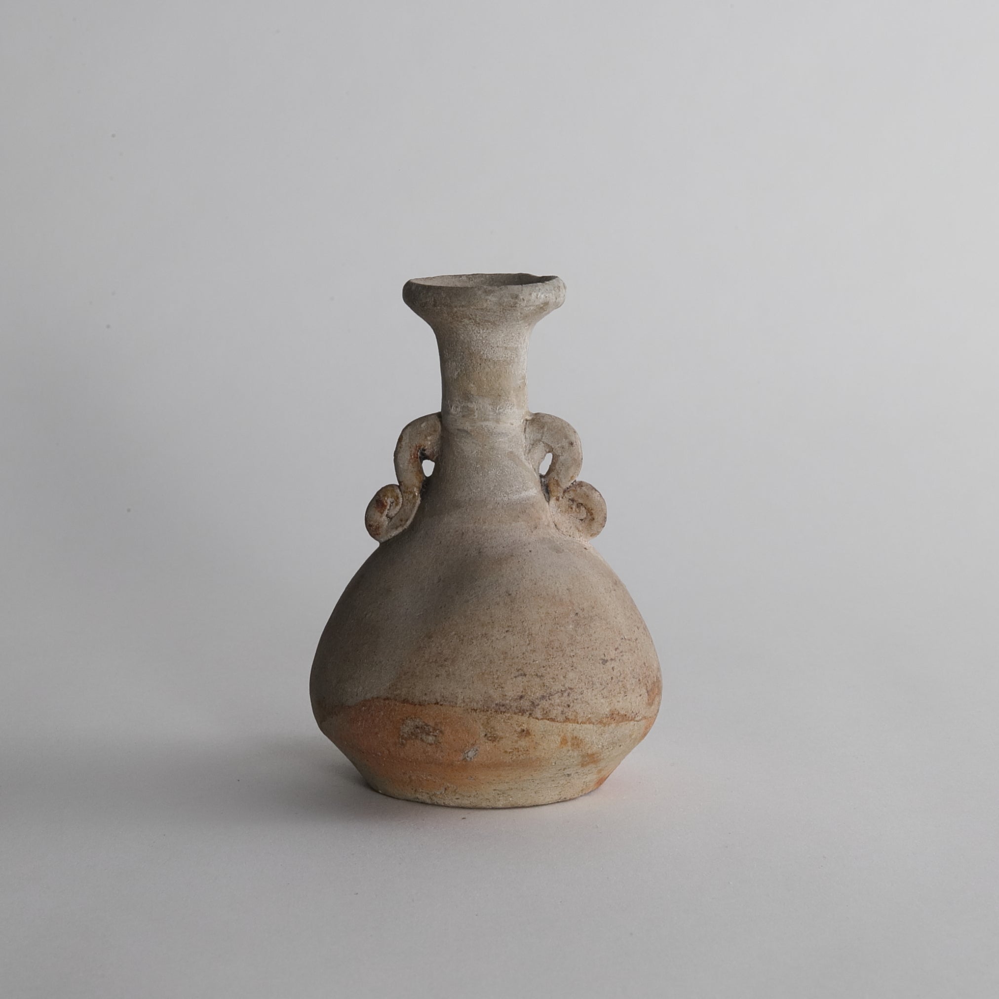 鎌倉時代 古瀬戸 灰釉双耳仏花瓶（1185–1333 CE） | 入蘆花（ロカニイル）