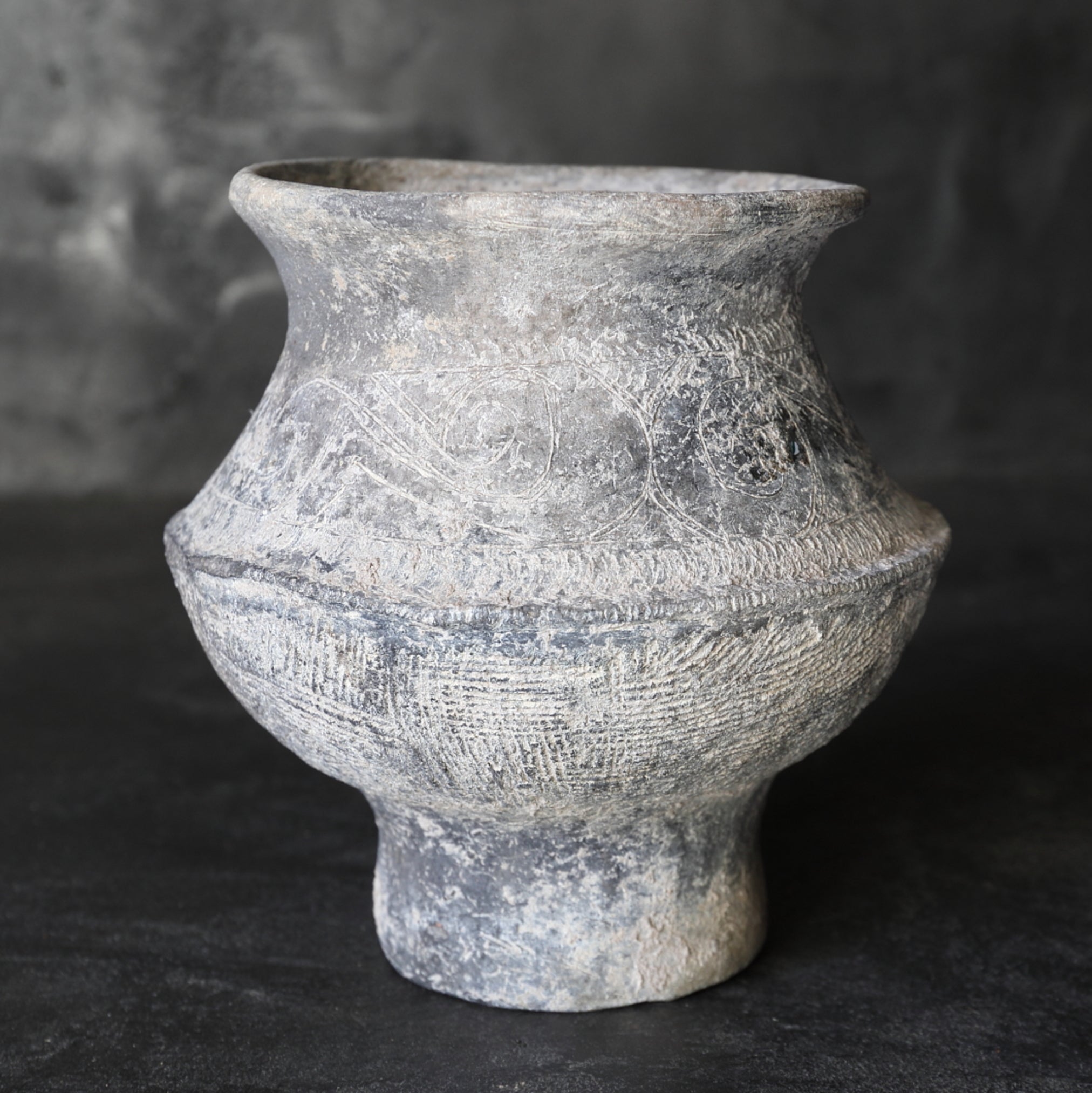 バンチェン黒陶線刻文土器 壺（古代：3–12世紀） | 入蘆花（ロカニイル）