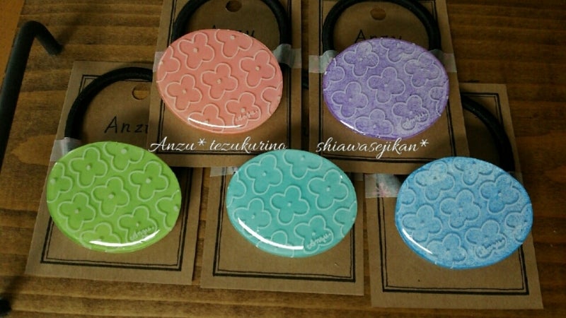 プラバンのヘアゴムとブローチ、簡単小瓶アレンジ | Anzu＊手づくりの