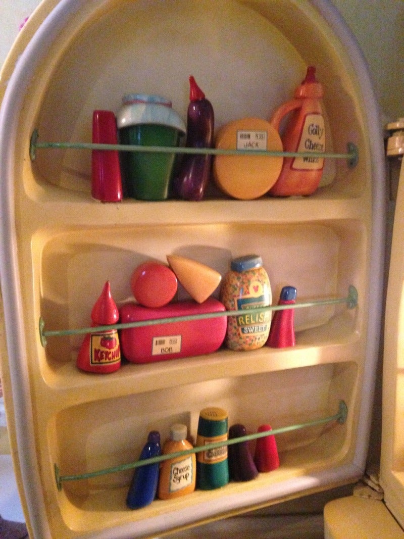 ミニーちゃんの冷蔵庫に隠れミッキー？ミッキー印のレリッシュ | 英語