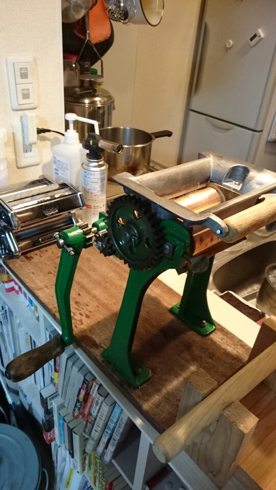 製麺道を歩く傍らに小野式製麺機 | Dフォレさんのおしなべて