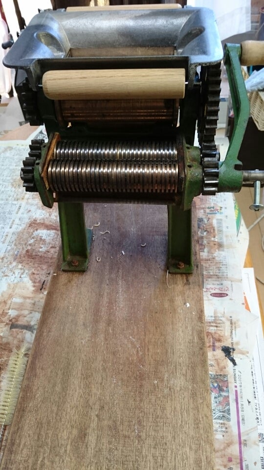 製麺道を歩く傍らに小野式製麺機 | Dフォレさんのおしなべて