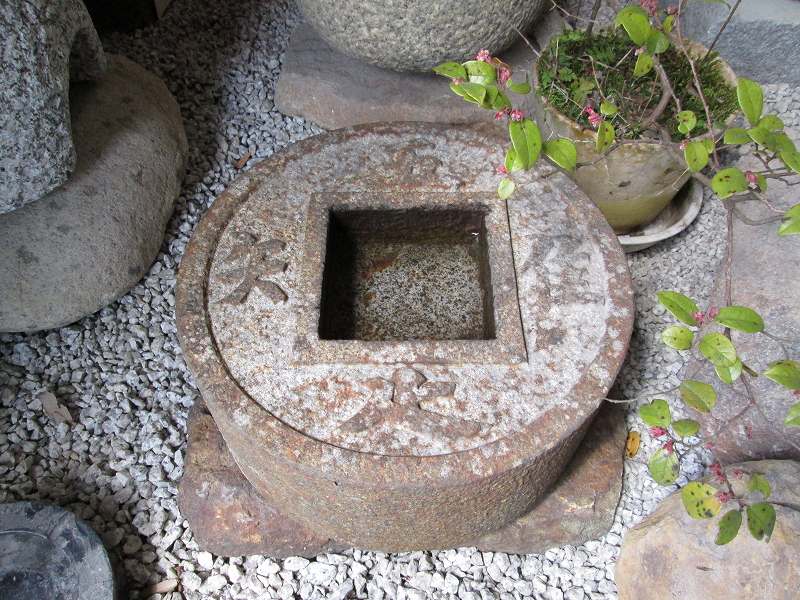 銭鉢 甲州鞍馬石の製品案内愛知県岡崎市の石灯篭・水鉢蹲など石材製品