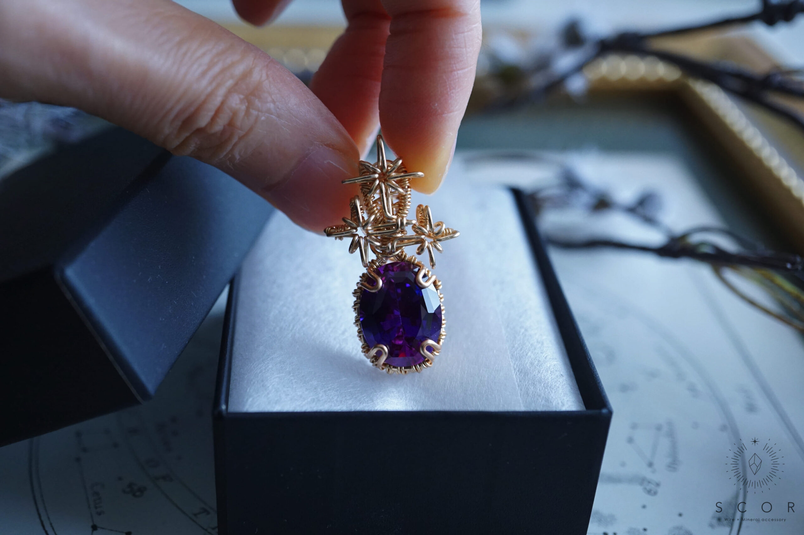 セミオーダー作例》合成バイカラーサファイア 光芒ペンダントトップ