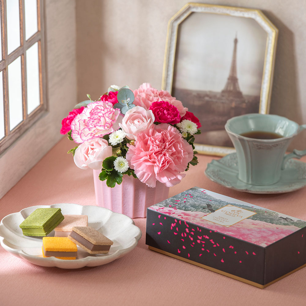 ゴディバ「サブレショコラ 桜」とアレンジメントのセット | 花・花束を
