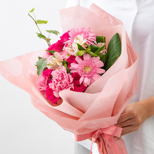 おまかせシリーズ】季節のお花ピンク系花束 | 花・花束を贈るフラワー