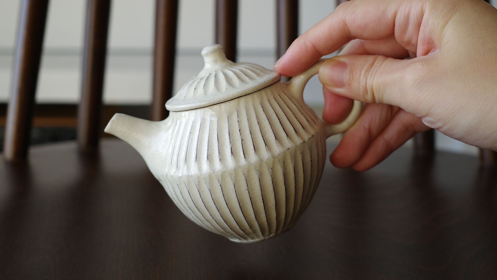 やさしい白が手に馴染む。後藤義国さんの中国茶器「縞茶壺」と「縞蓋碗