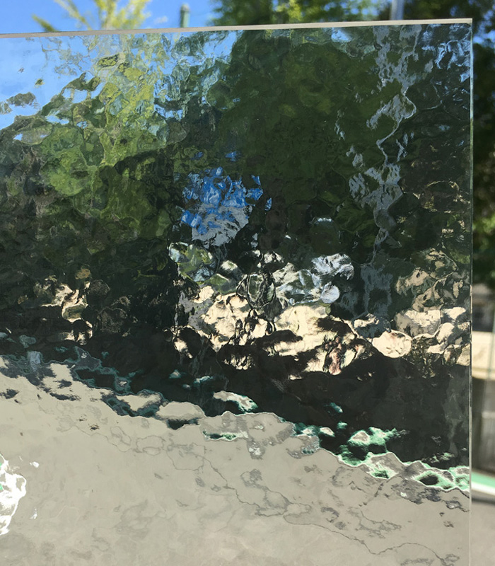 ラフな流れ柄の型ガラス /輸入型板ガラス「エスアイガラス」