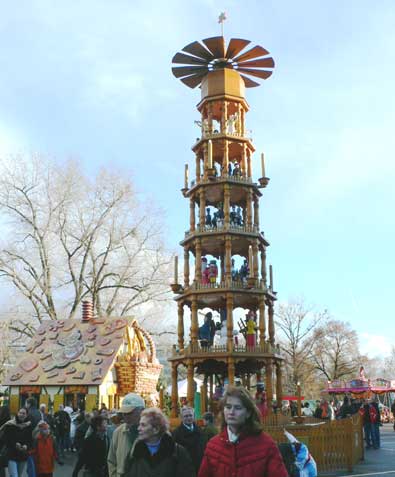 世界最大のクリスマスピラミッドを見る - 旅コム