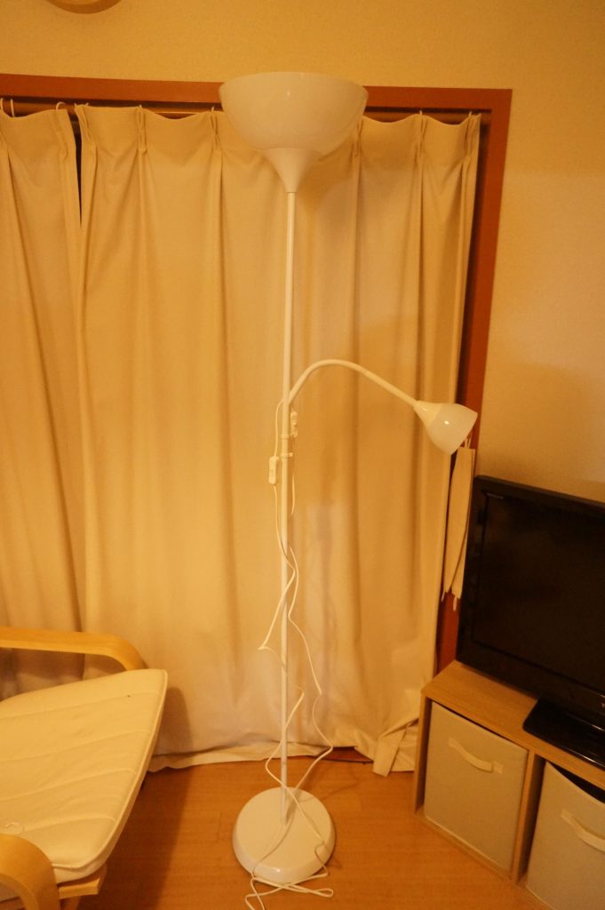 一台二役！イケア『NOT フロアアップライト/読書ランプ』コスパ抜群の