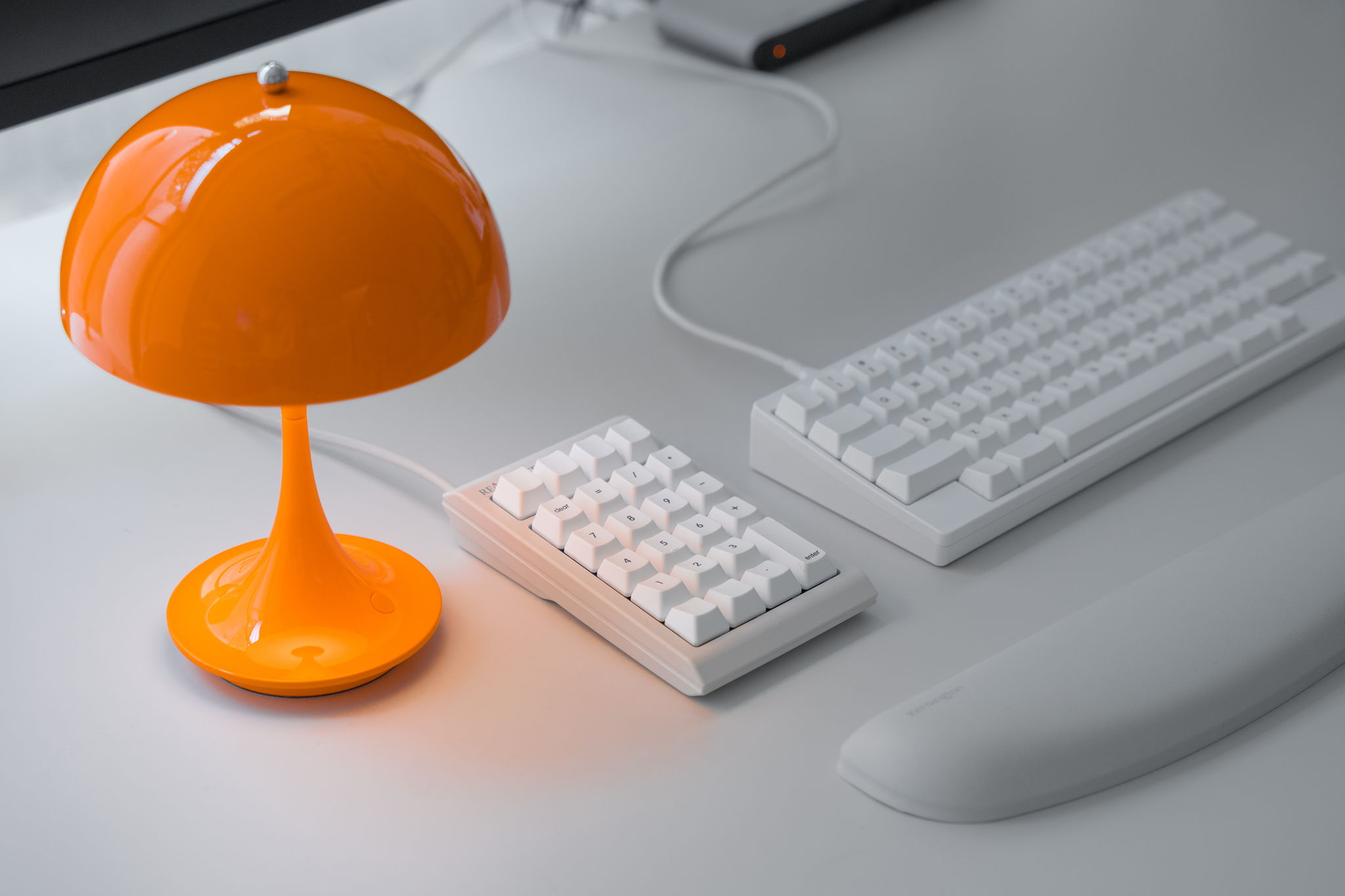 白いデスクをオレンジランプでアクセント｜Panthella Portable Metal