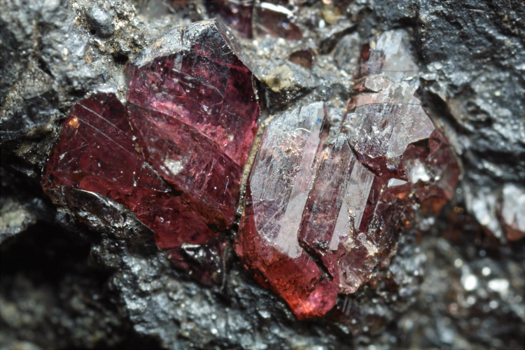 □ Pyroxmangite ／ パイロクスマンガン石