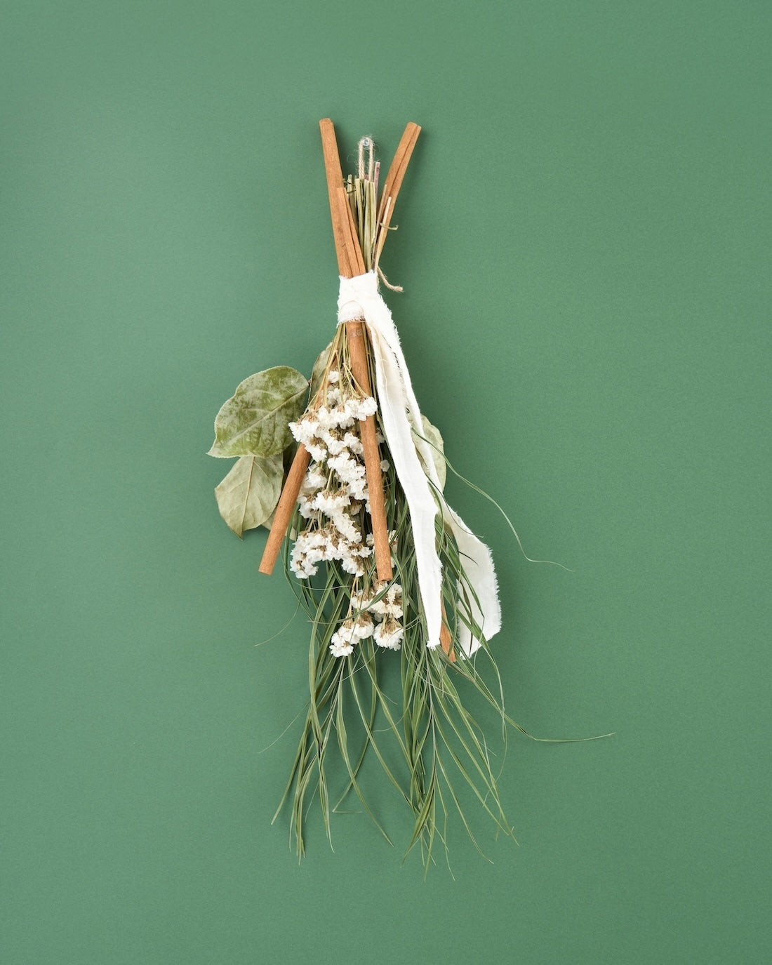 こころゆき＞スターチス・シナモンスティック・アレカヤシのスワッグ