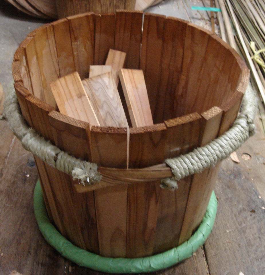 酒樽屋日誌: 吉野杉を使った木樽の作り方 その3「側立て」