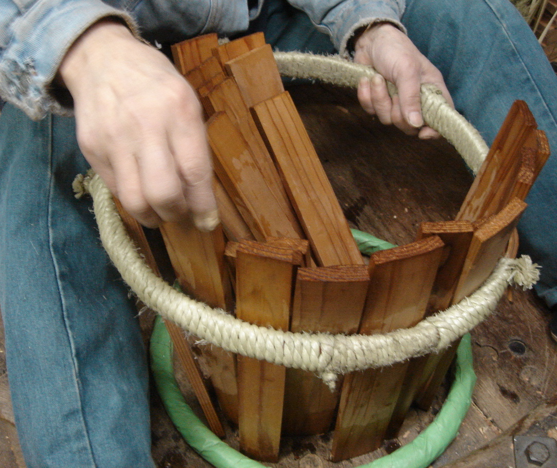 酒樽屋日誌: 吉野杉を使った木樽の作り方 その3「側立て」