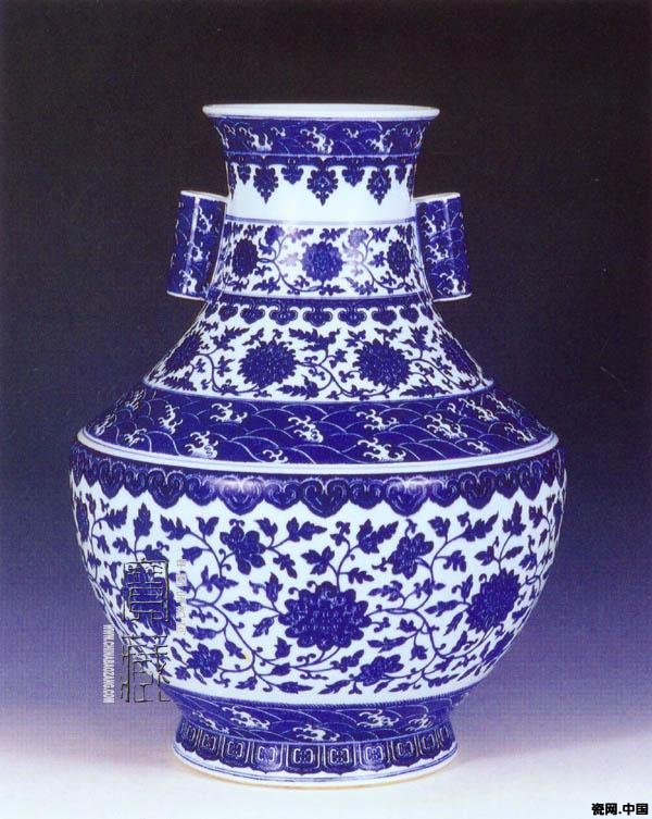 青花缠枝花卉纹折肩贯耳尊(清)