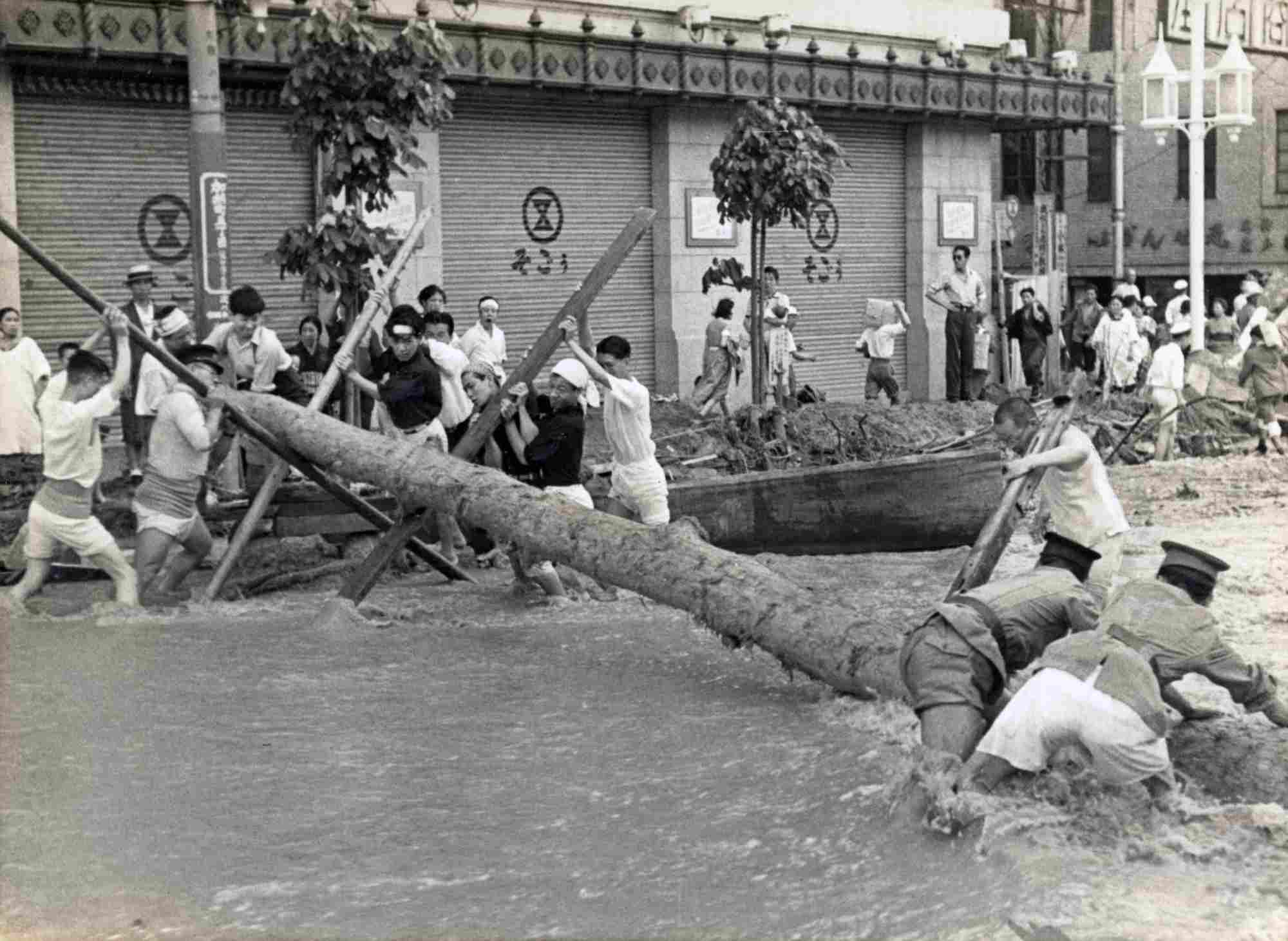 天王川の氾濫に襲われ、川となった湊東区荒田町の住宅街。湊川公園から