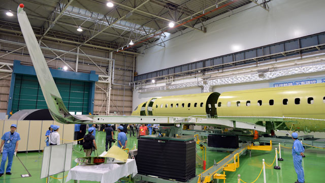 三菱航空機、MRJの胴体を初公開 10月から最終組立へ