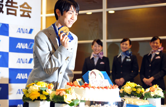 羽生結弦選手、ANA本社に凱旋 金メダルケーキで歓迎