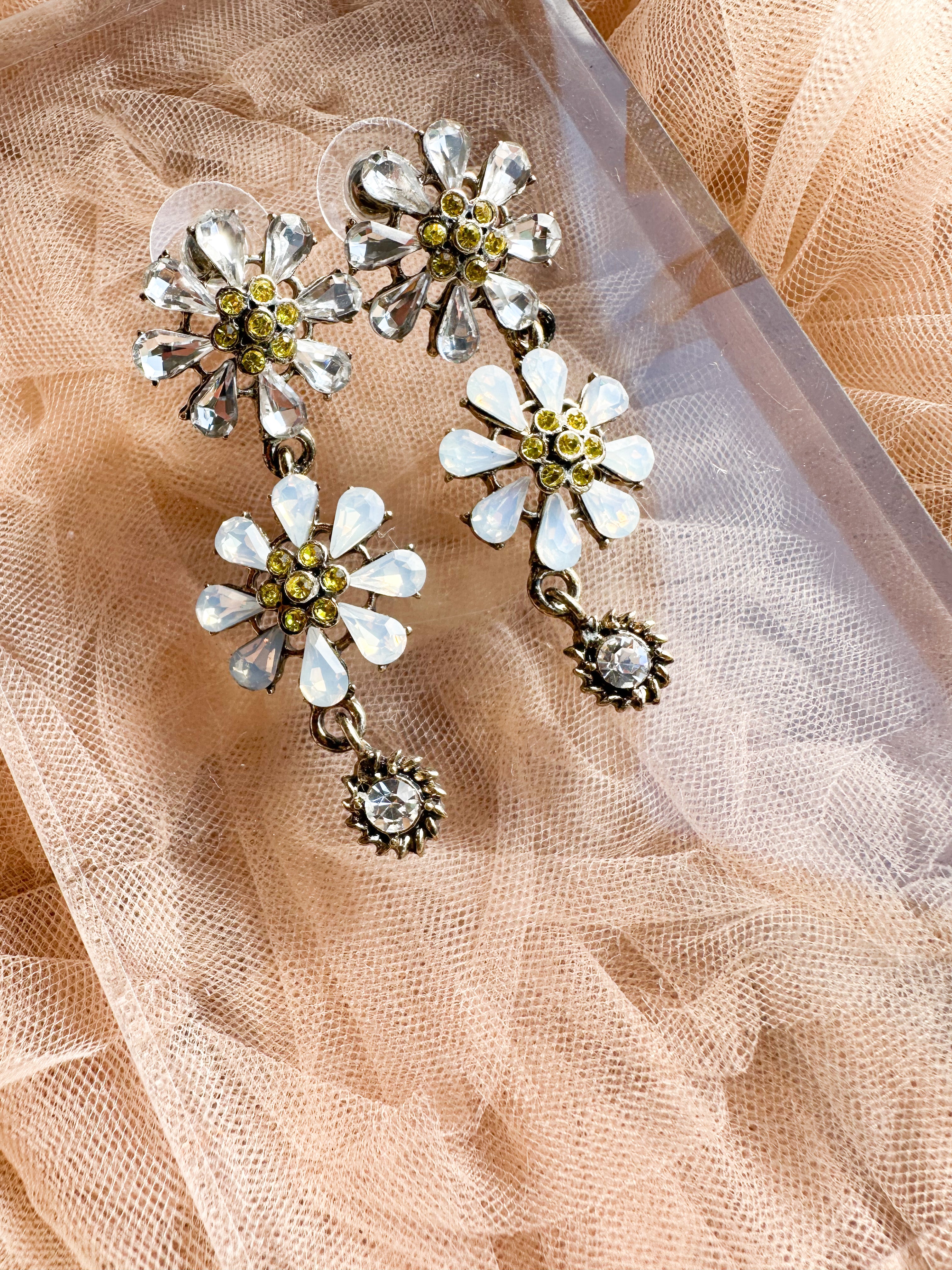 マーガレットオパールビジュー × クリスタルのロングピアス&イヤリング