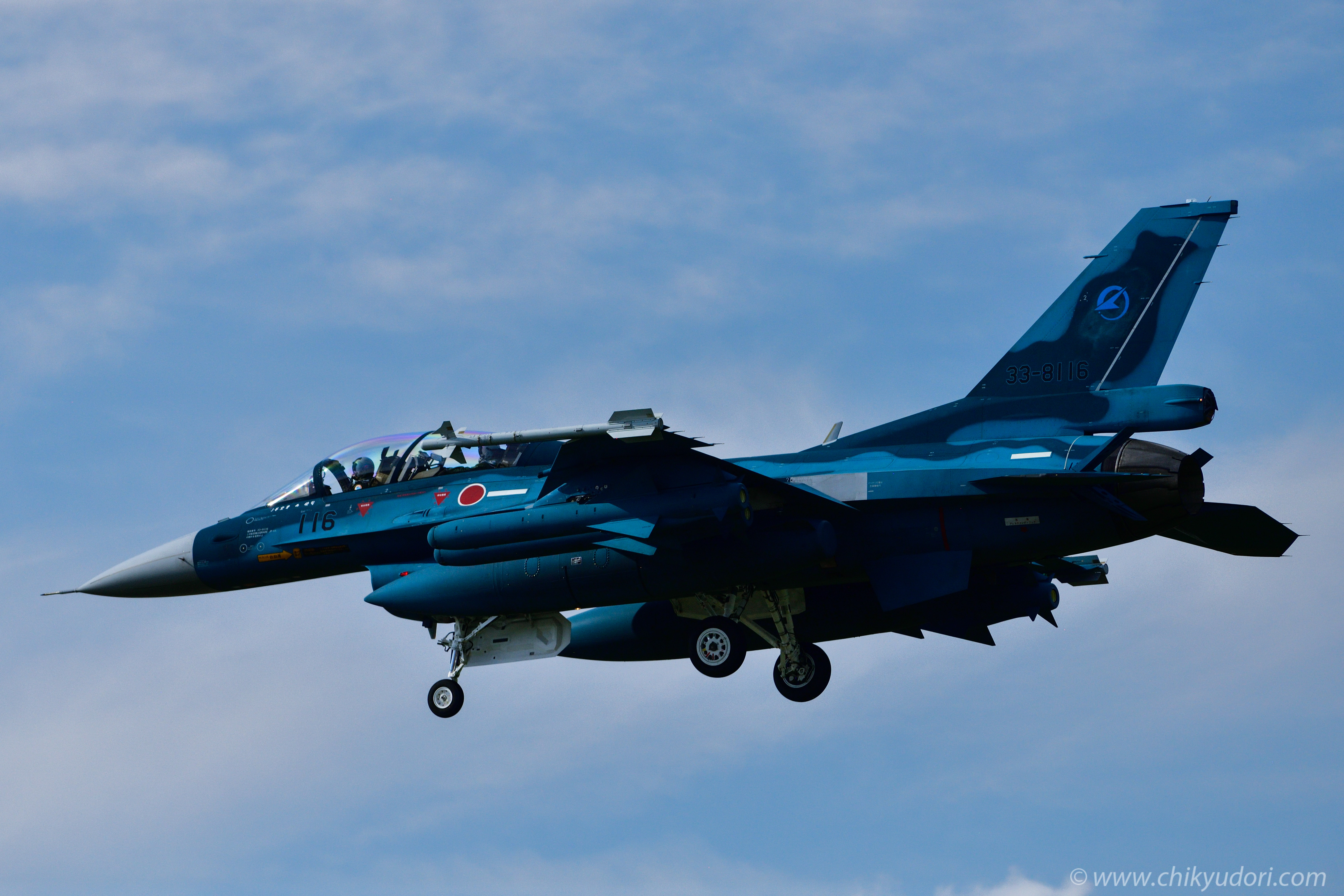 迫りくるF-2戦闘機、岐阜基地の飛行開発実験団 - 地球の撮り方