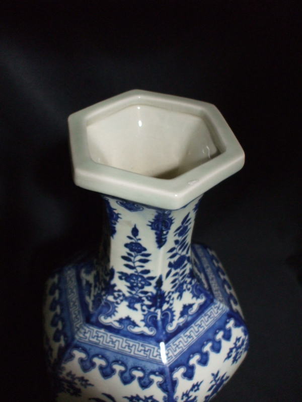 青花草花文六角瓶 中国陶磁器