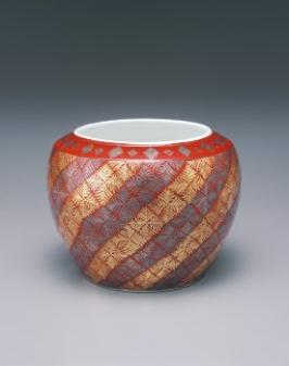 富本憲吉《色絵金銀彩羊歯模様水指》／佐野市