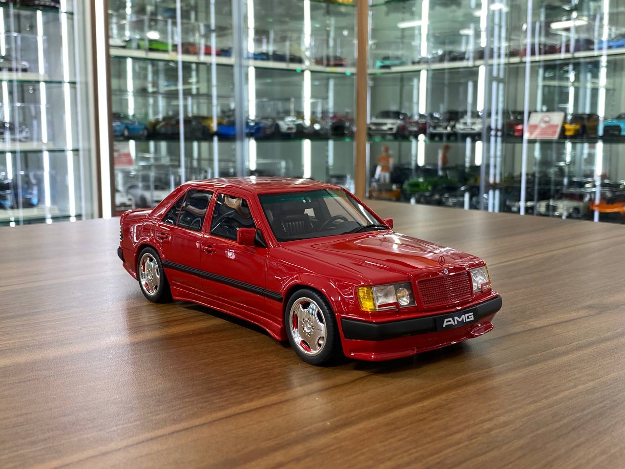 1/18 Resin OttO Mobile Mercedes-Benz 300E 6.0 AMG Red – Limited
