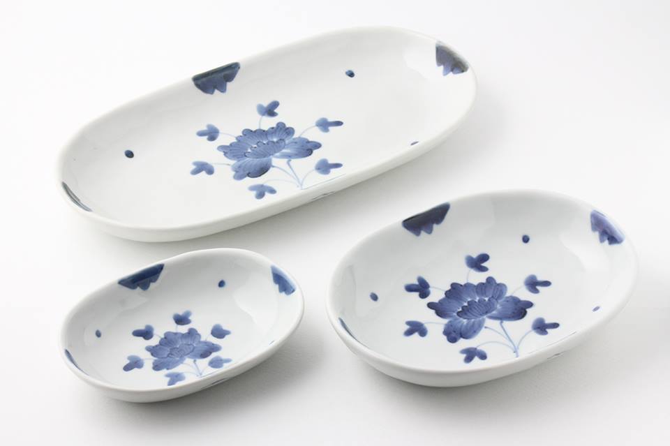 やわらかい呉須の色で牡丹の花をモダンにデザイン～染付伊万里牡丹～